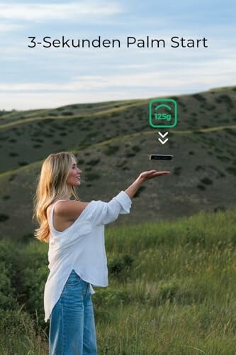 Frau hält ein Gerät in der Natur